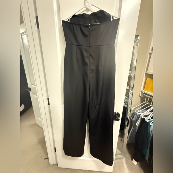 PrettyLittleThing Black Strapless Jumpsuit with Pockets - Picture 2 of 3